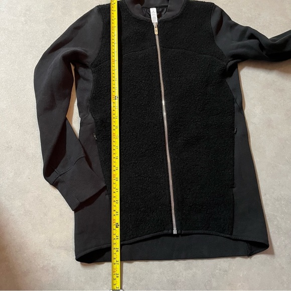 Lululemon STAND OUT SHERPA Black Zip-Up Jacket. Size 4. Unique. Warm - Picture 6 of 10